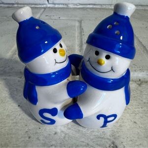 Hugging snowmen salt and pepper shakers, blue and white